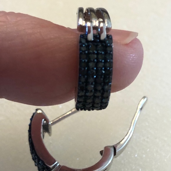 NWOT Rare Blue Diamond hugger pierced earrings. - Picture 5 of 5